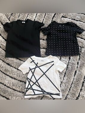 Bundle of 2 Uniqlo T-Shirts SPRZNY MoMa and 1 classic Uniqlo t-shirt.